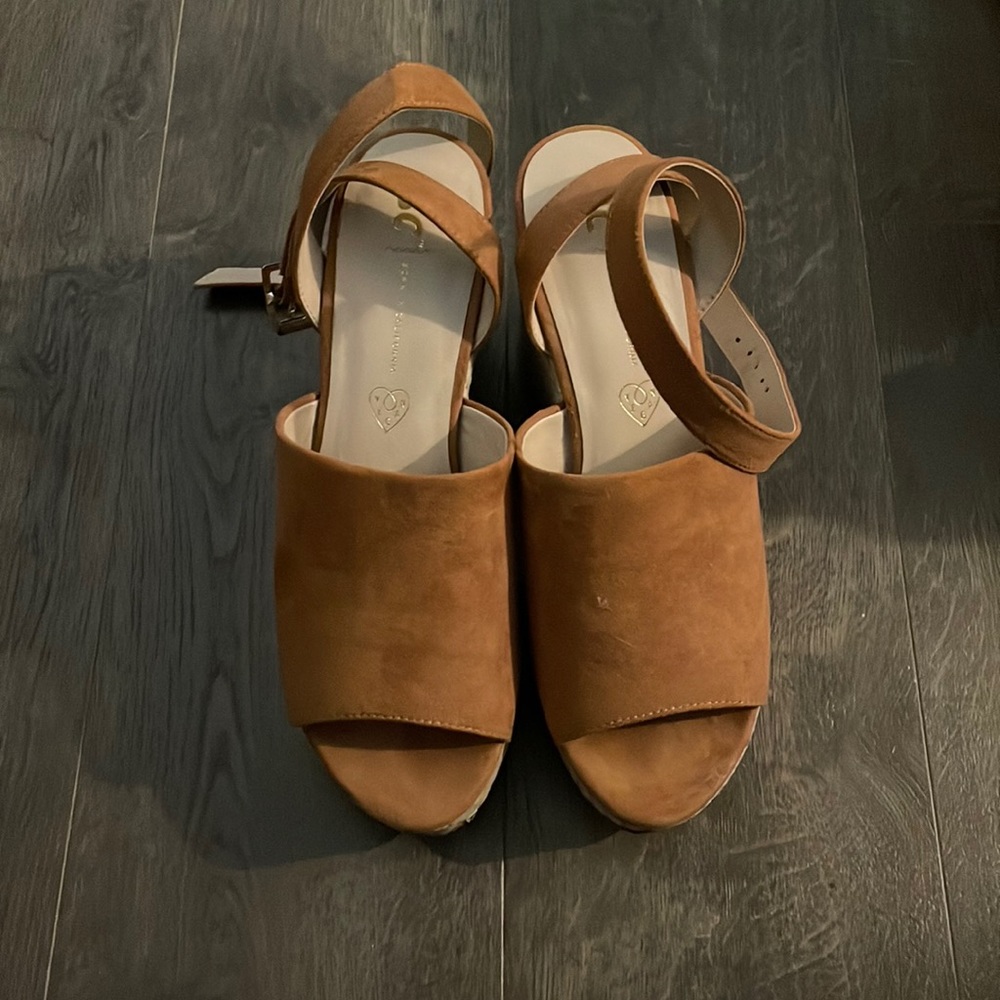 Good condition size 7 1/2 platform sandals.